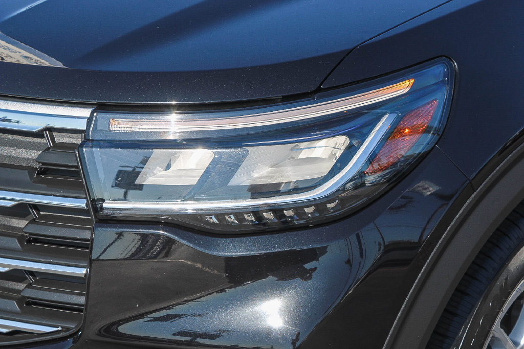 Certified 2025 Ford Explorer Active AWD/4WD image 13