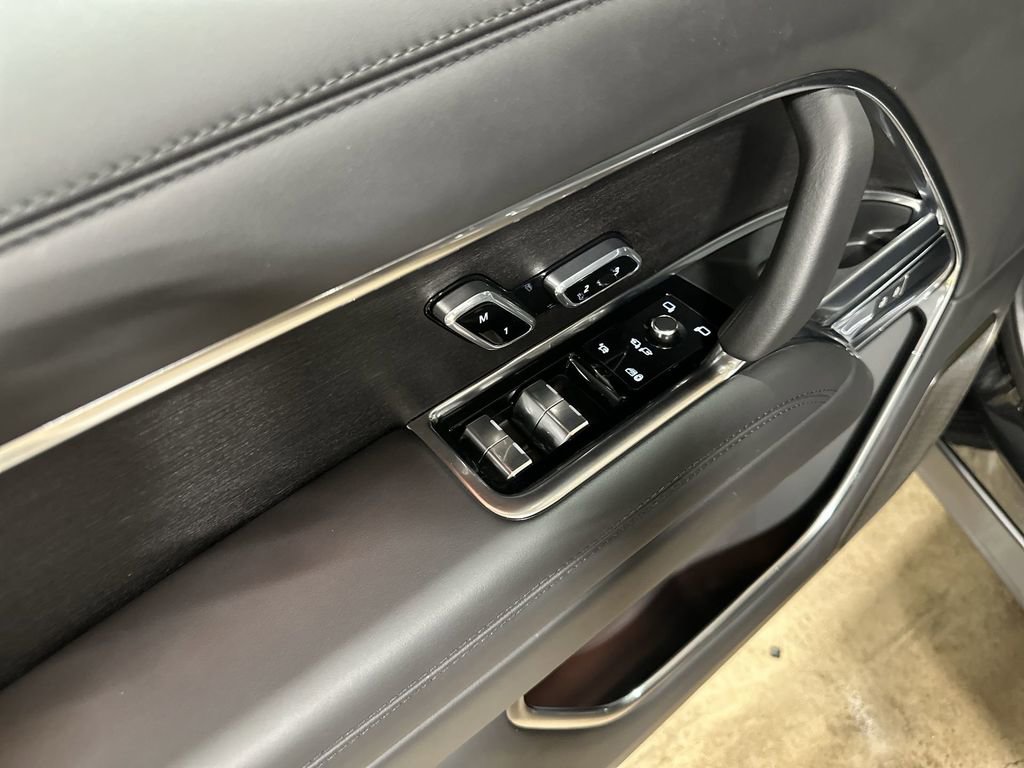 Used 2025 Land Rover Range Rover Autobiography image 15