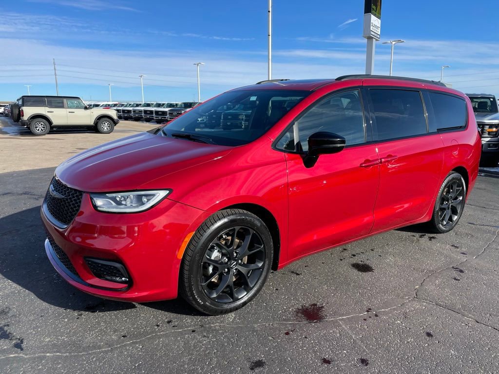 Used 2025 Chrysler Pacifica Limited image 6