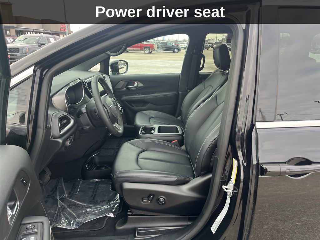 Used 2025 Chrysler Pacifica Select image 12