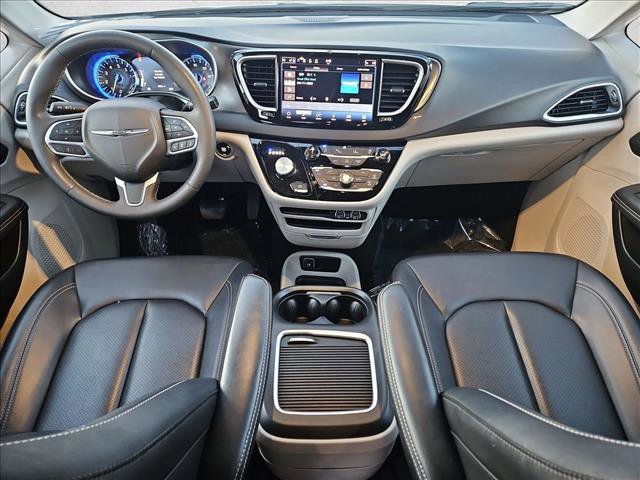 Used 2024 Chrysler Pacifica Touring-L image 16