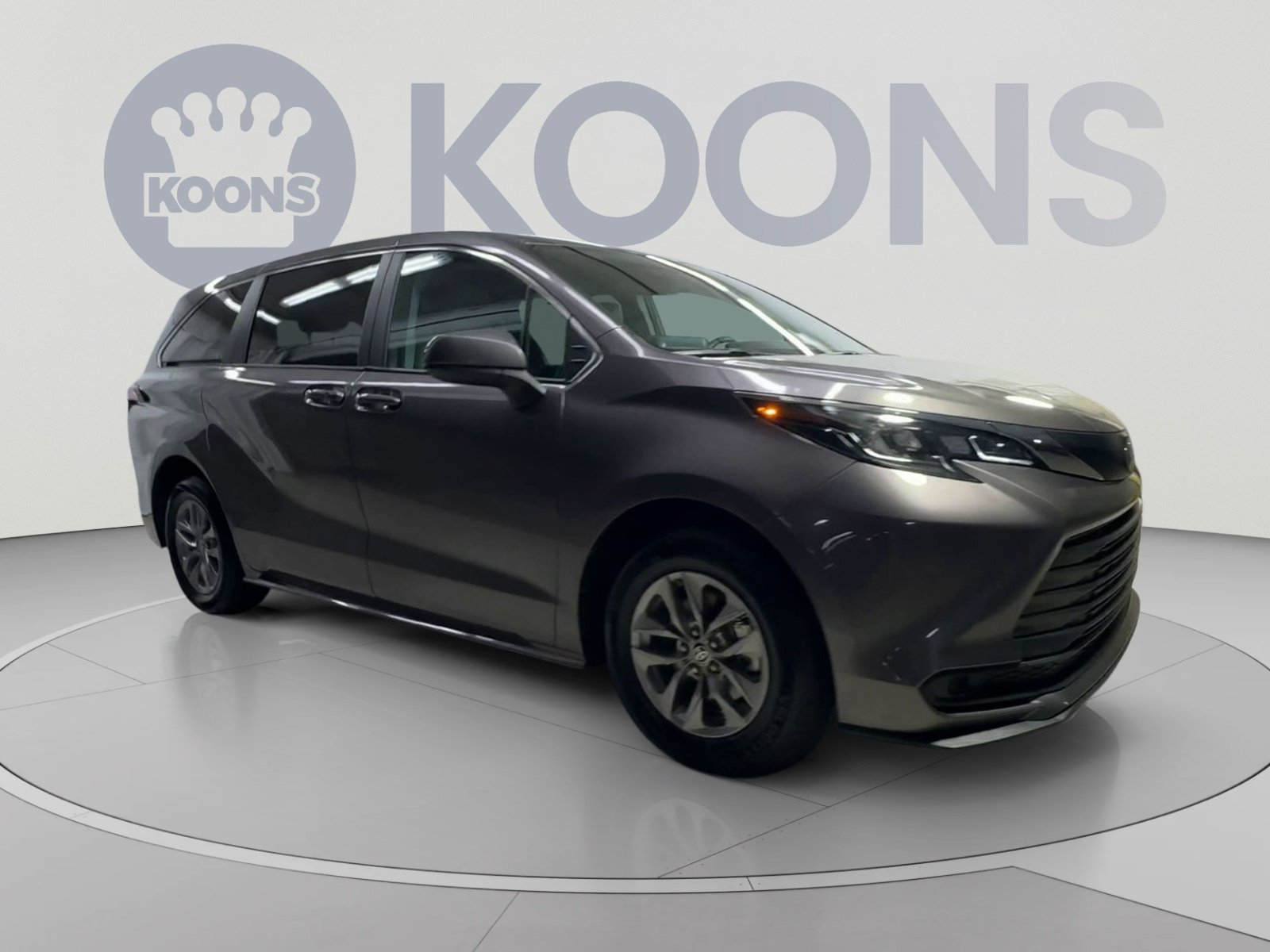 Used 2024 Toyota Sienna LE FWD image 2
