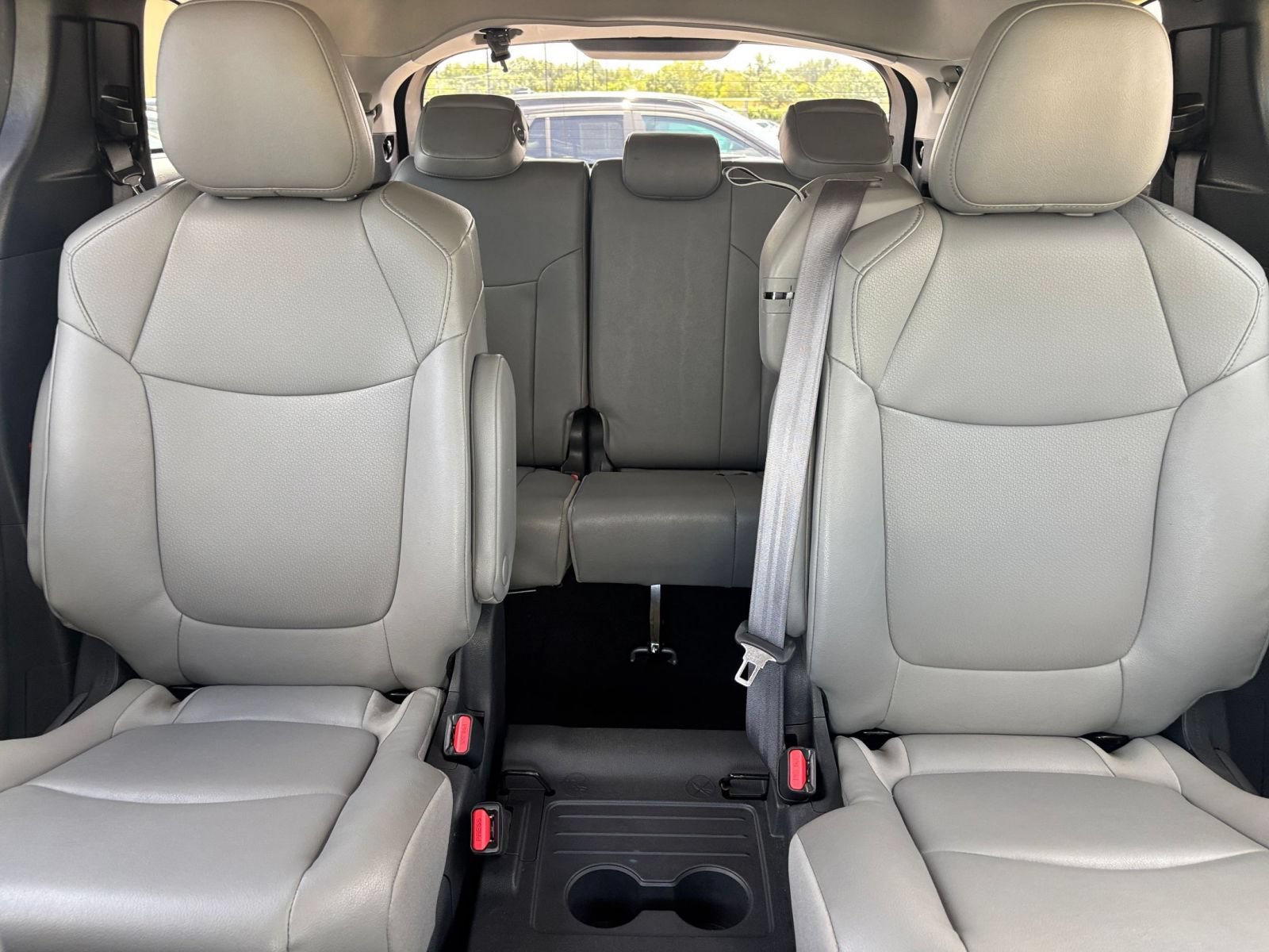 Used 2025 Toyota Sienna XLE FWD image 40