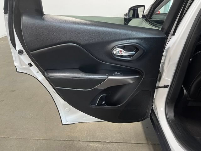 Used 2019 Jeep Cherokee Latitude Plus FWD image 19