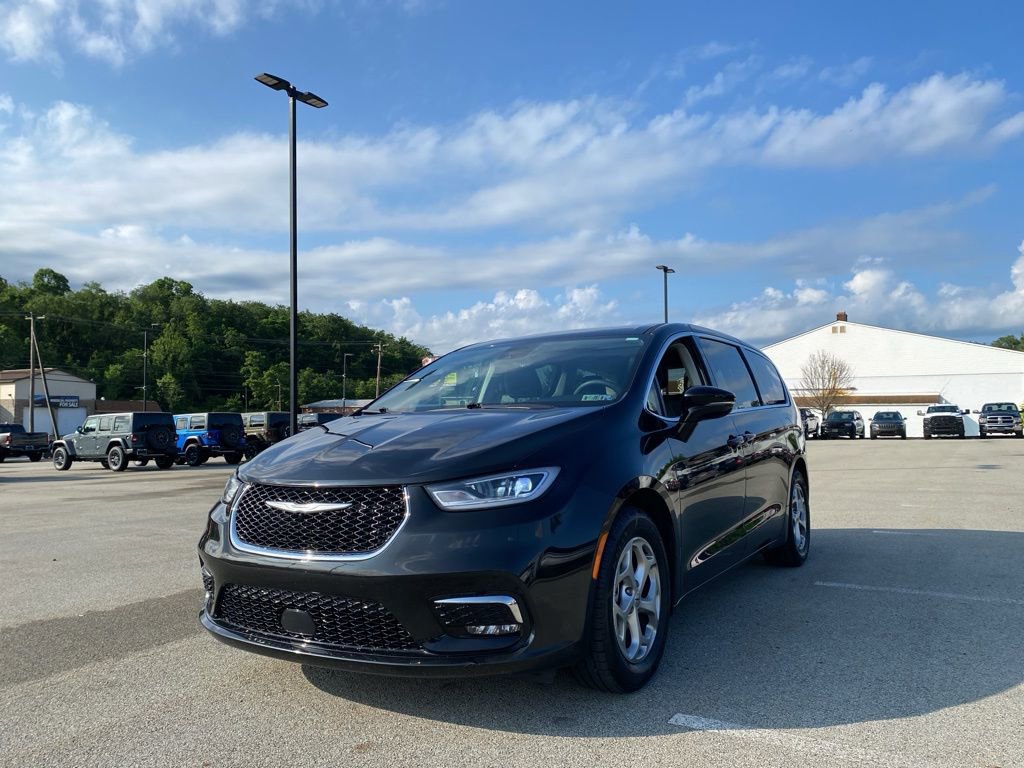 Used 2024 Chrysler Pacifica Limited image 5