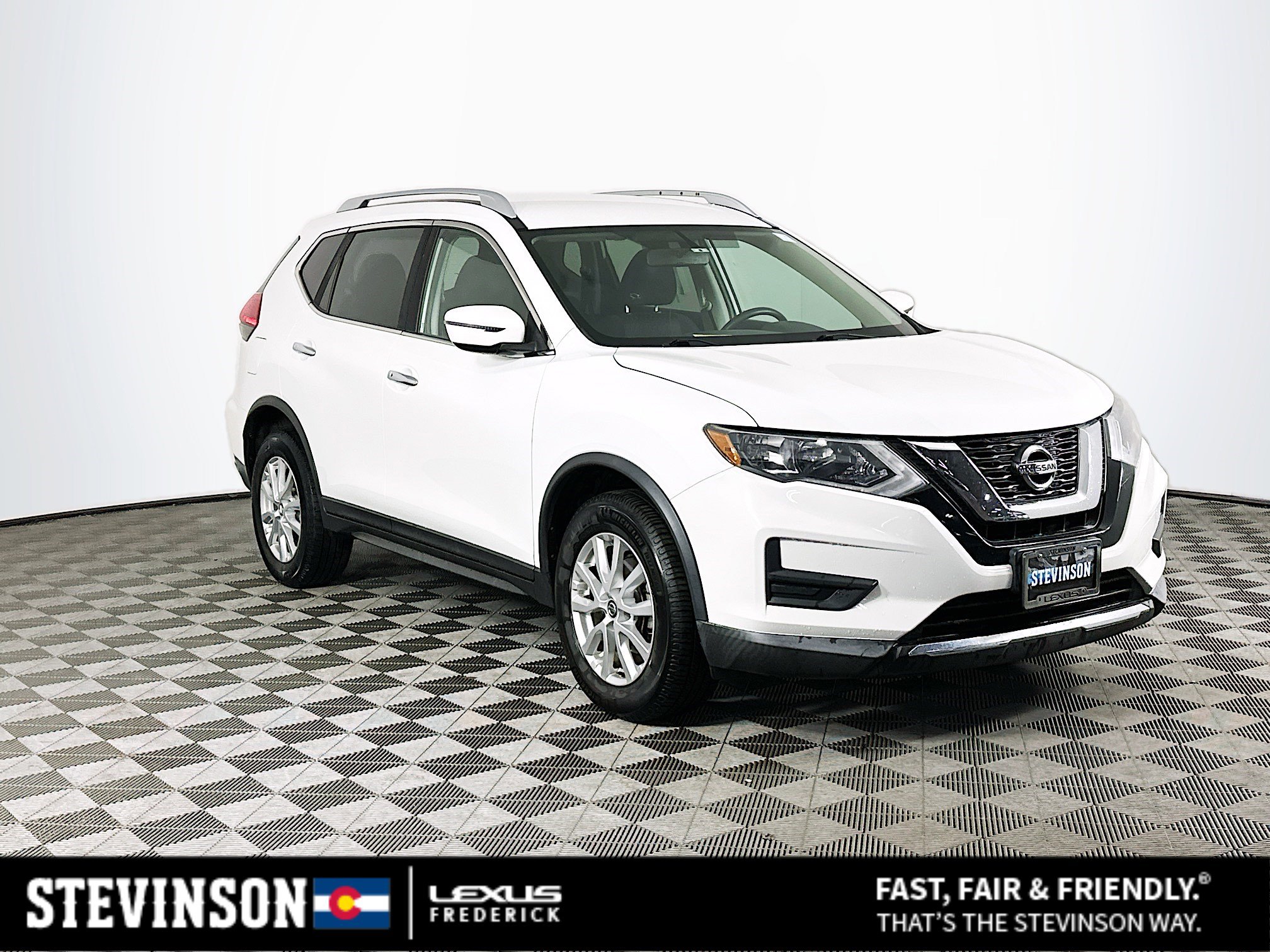 Used 2017 Nissan Rogue SV image 1