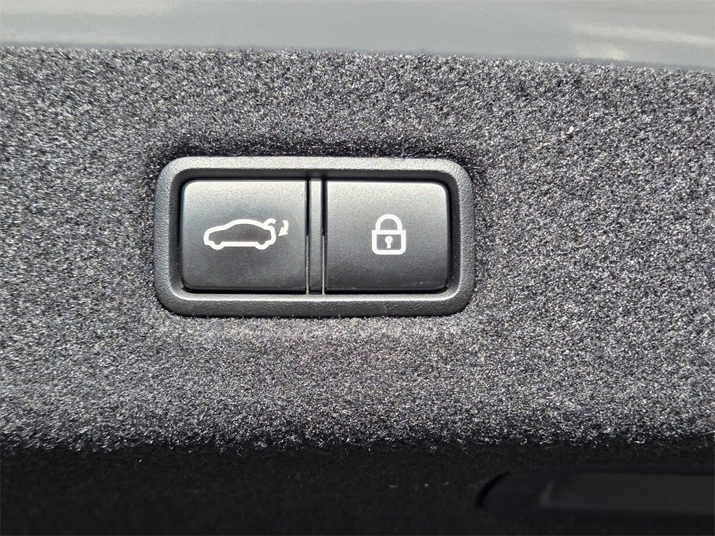 Used 2018 Genesis G90 3.3T Premium image 33