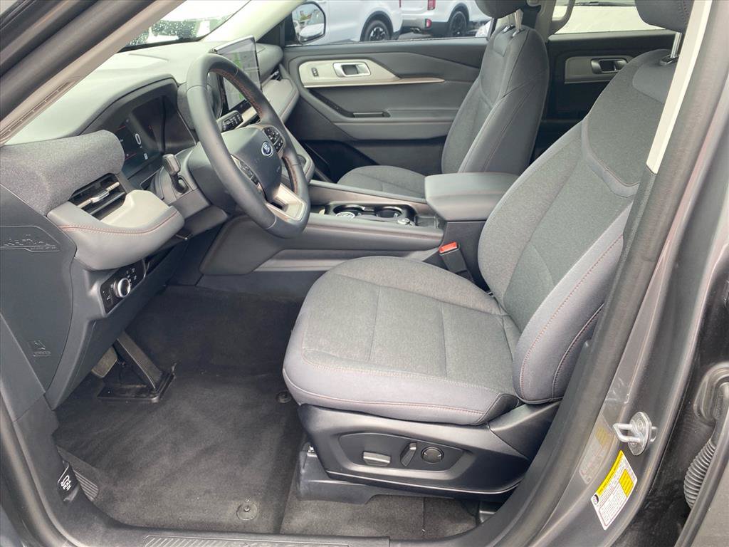 Used 2025 Ford Explorer Active AWD/4WD image 9