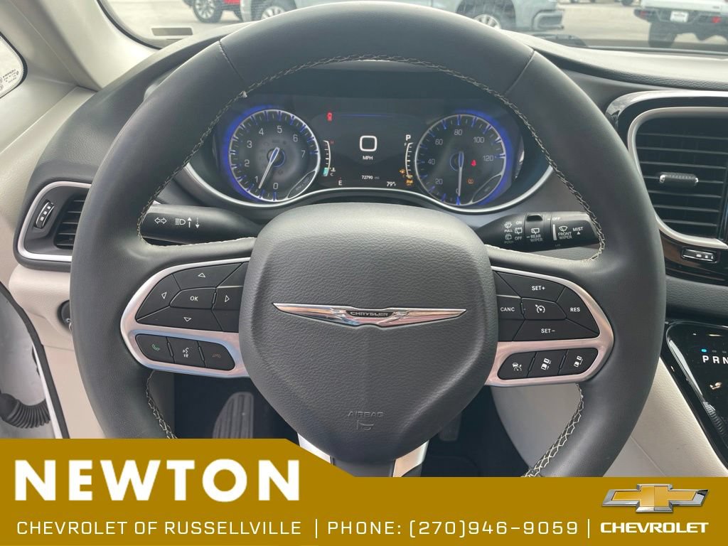 Used 2023 Chrysler Pacifica Touring-L FWD image 12