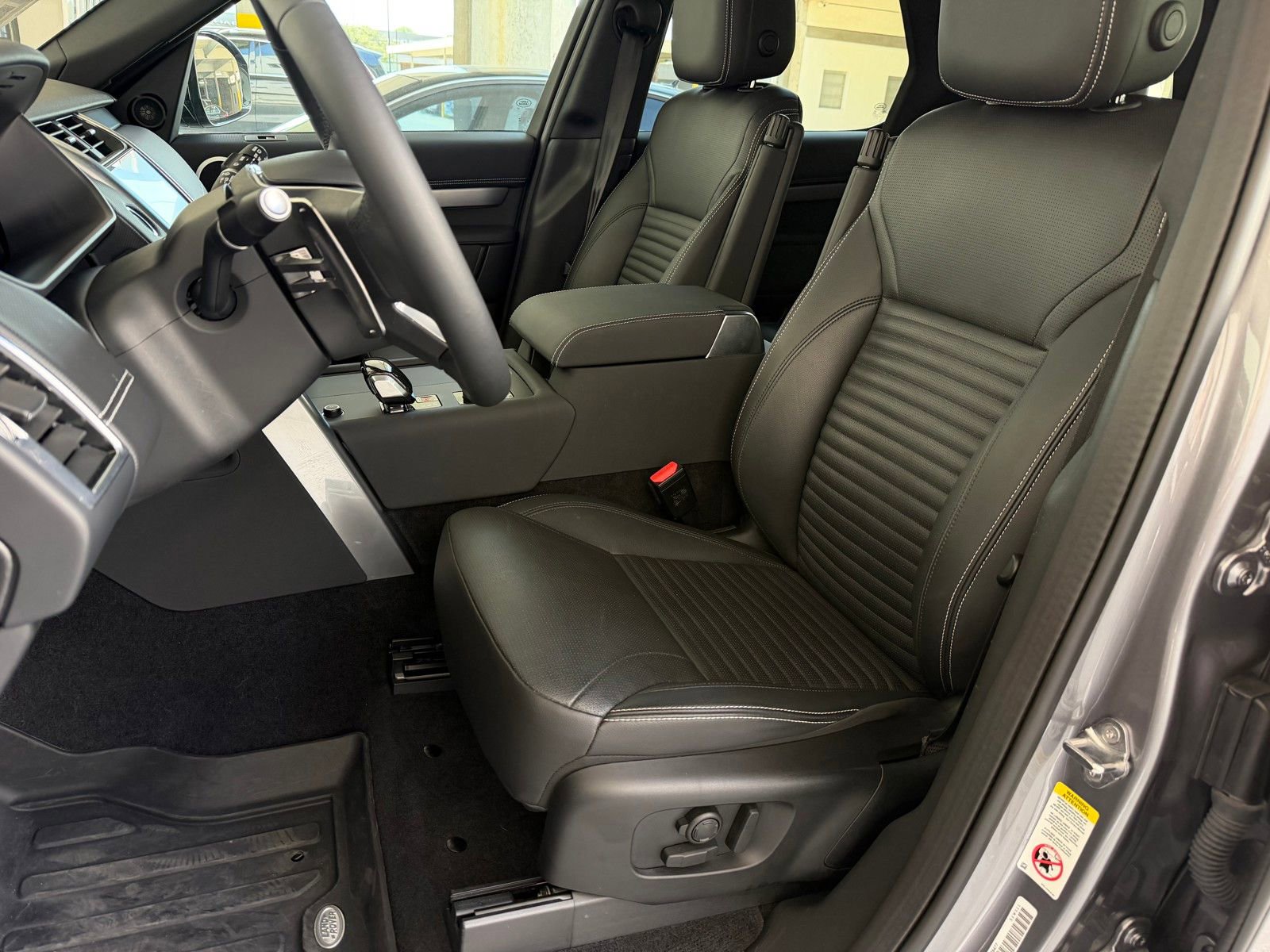 Used 2024 Land Rover Discovery Dynamic SE image 11