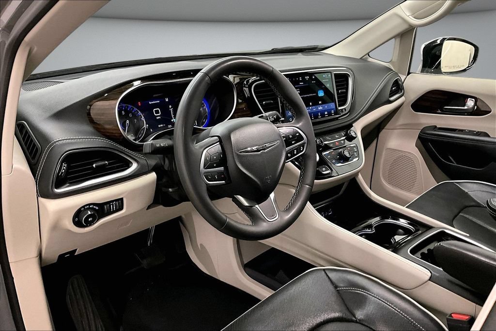 Used 2023 Chrysler Pacifica Limited FWD image 17