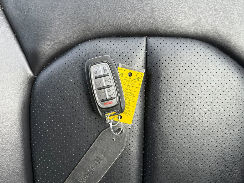 Used 2023 Chrysler Pacifica Touring-L image 31