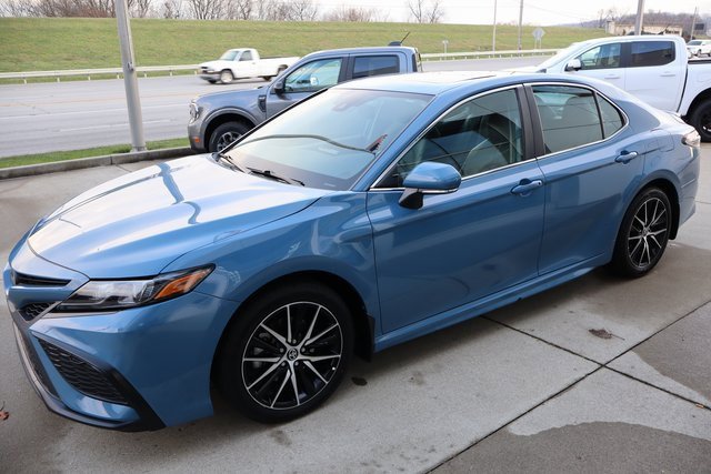 Used 2024 Toyota Camry SE image 4