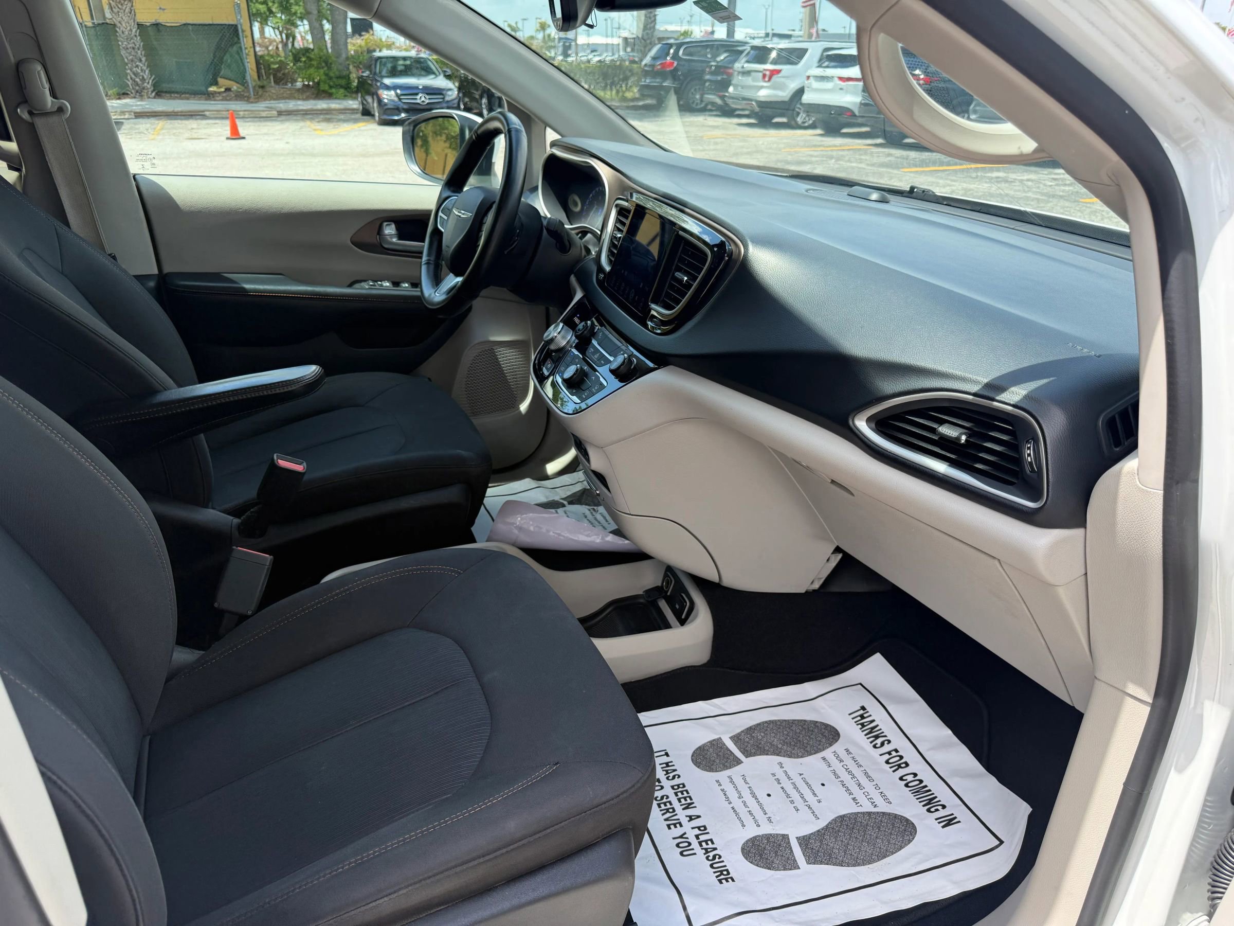 Used 2017 Chrysler Pacifica Touring FWD image 18