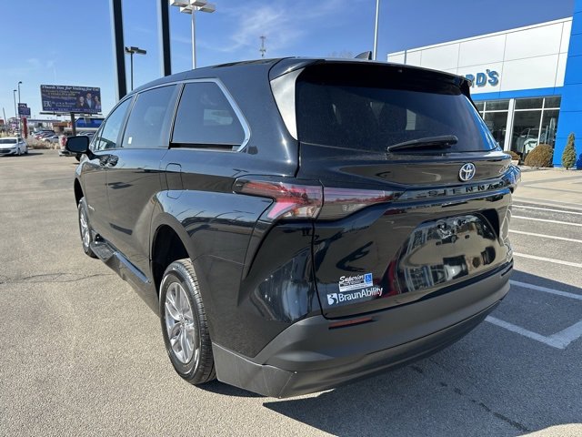 Used 2024 Toyota Sienna LE image 18