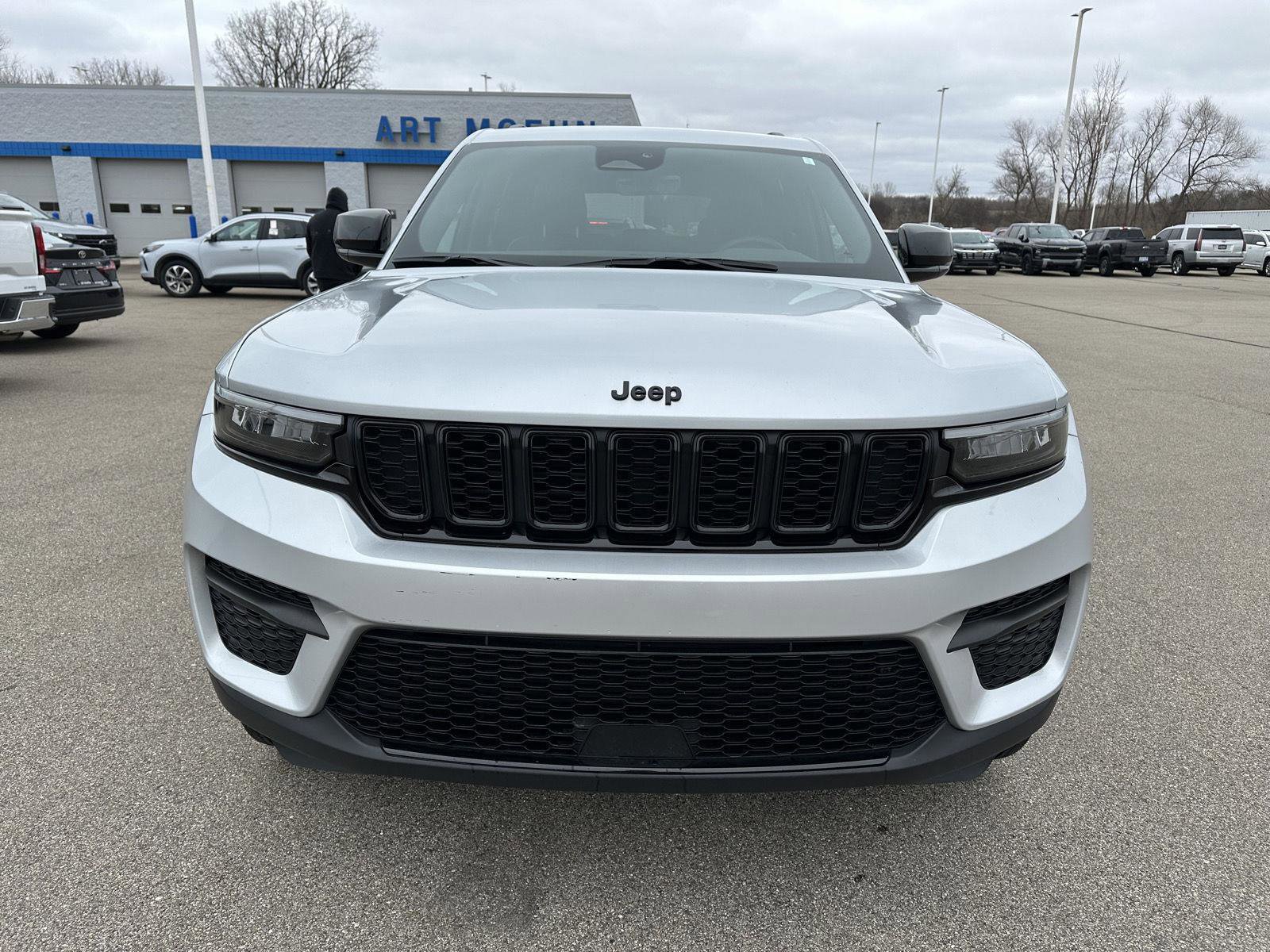 Used 2025 Jeep Grand Cherokee Altitude AWD/4WD image 11