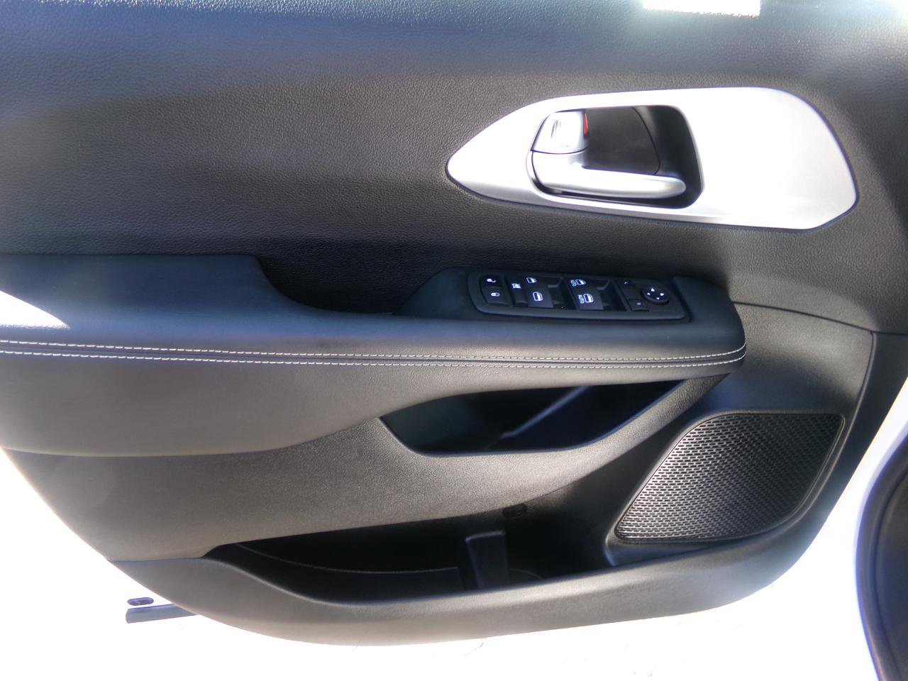 Used 2023 Chrysler Pacifica Touring FWD image 9