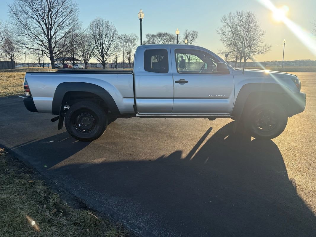 Used 2011 Toyota Tacoma 4x4 Access Cab V6 w/ Convenience Pkg image 4