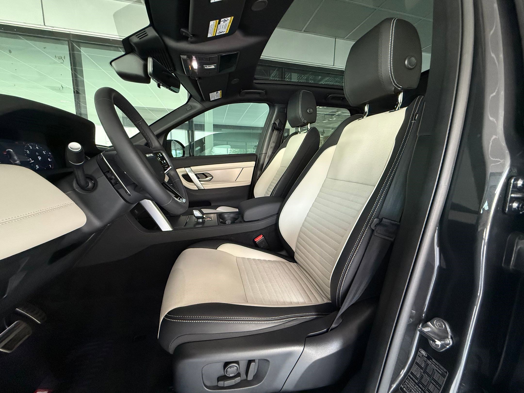 Certified 2025 Land Rover Discovery Sport Dynamic SE image 5