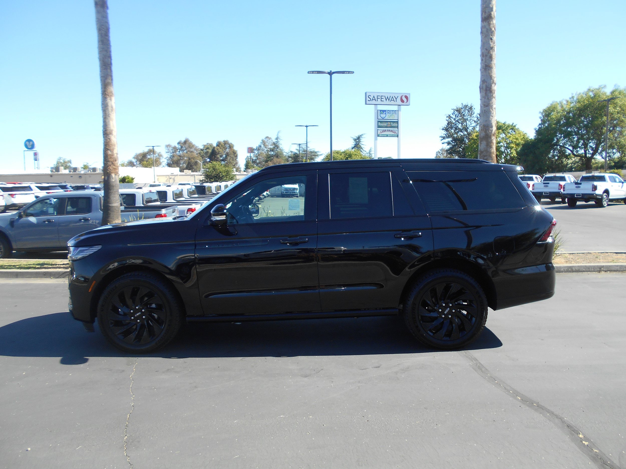 Used 2026 Lincoln Navigator Reserve w/ Jet Appearance Package AWD/4WD image 2