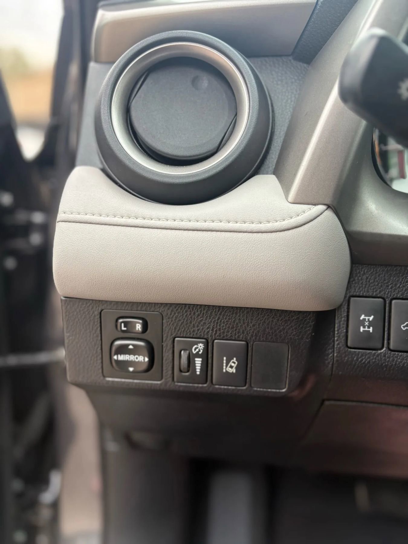 Used 2016 Toyota RAV4 Limited image 42