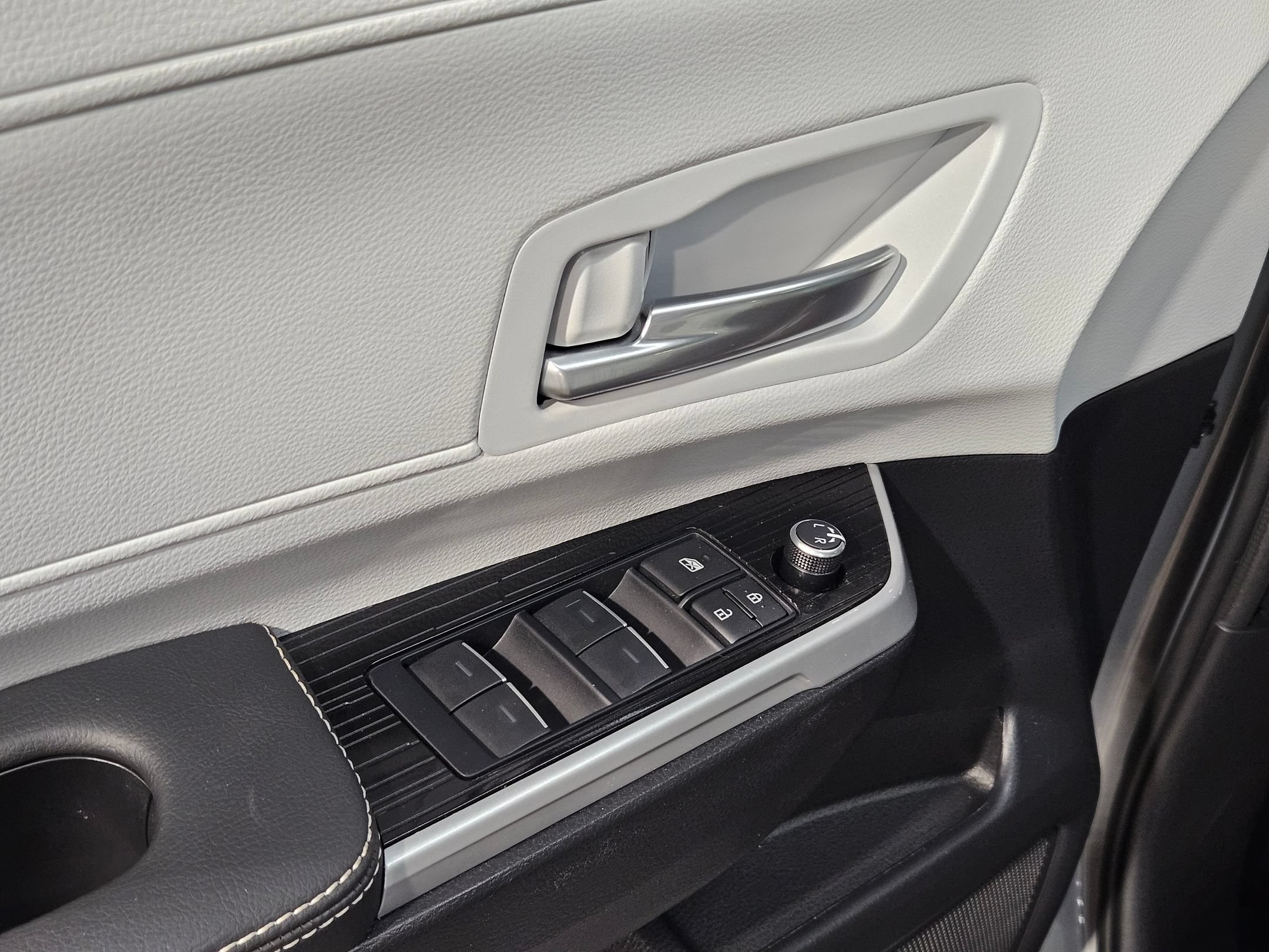 Certified 2025 Toyota Sienna XSE FWD image 21