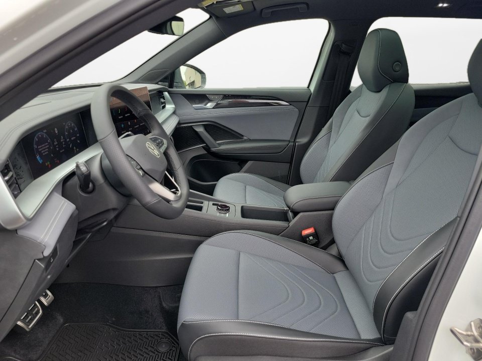 New 2026 Volkswagen Tiguan SE R-Line FWD image 9