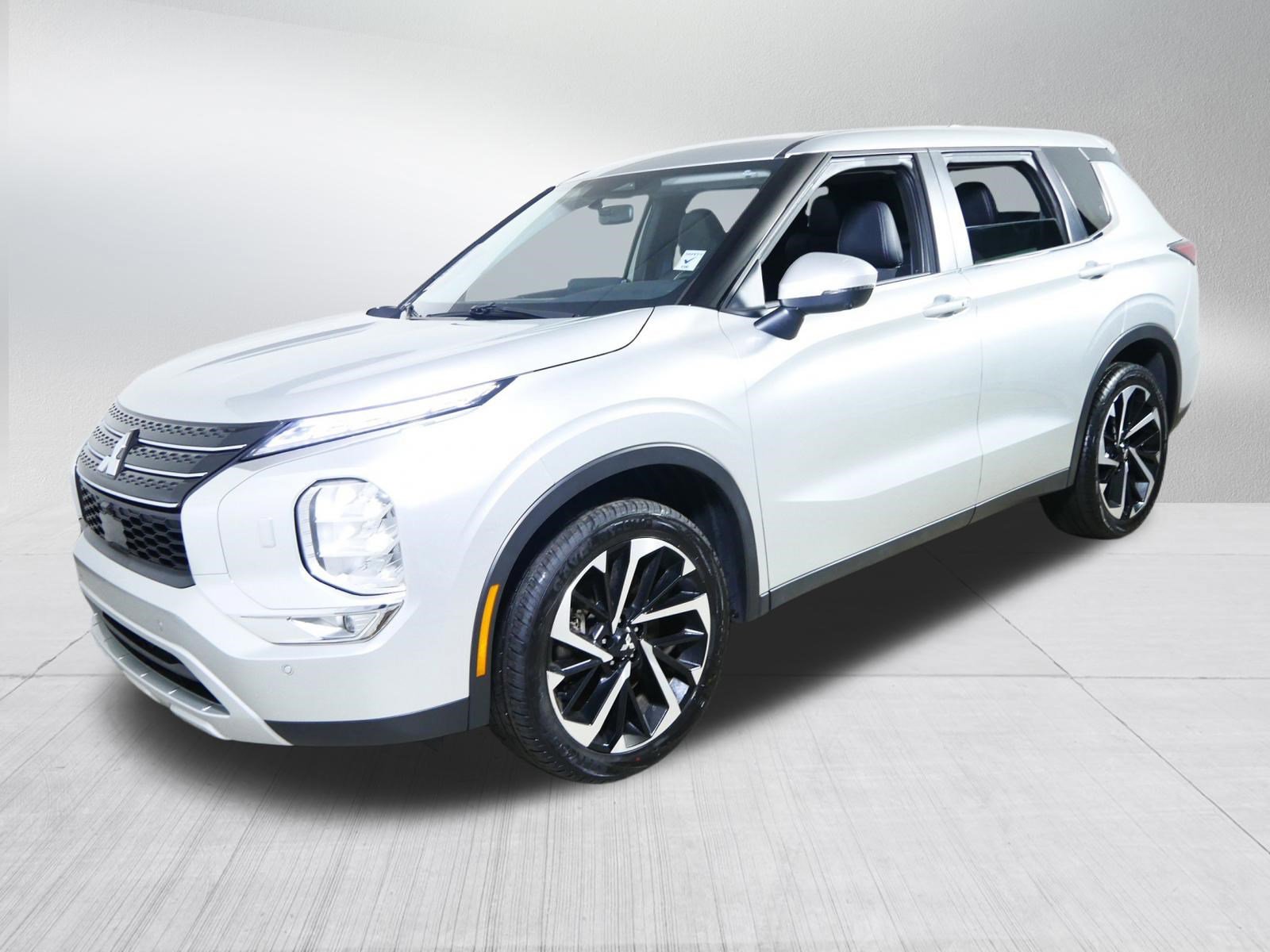 Used 2024 Mitsubishi Outlander SE image 3