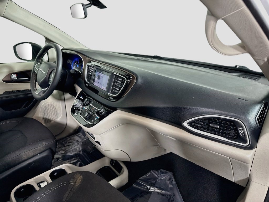 Used 2022 Chrysler Voyager LX FWD image 27