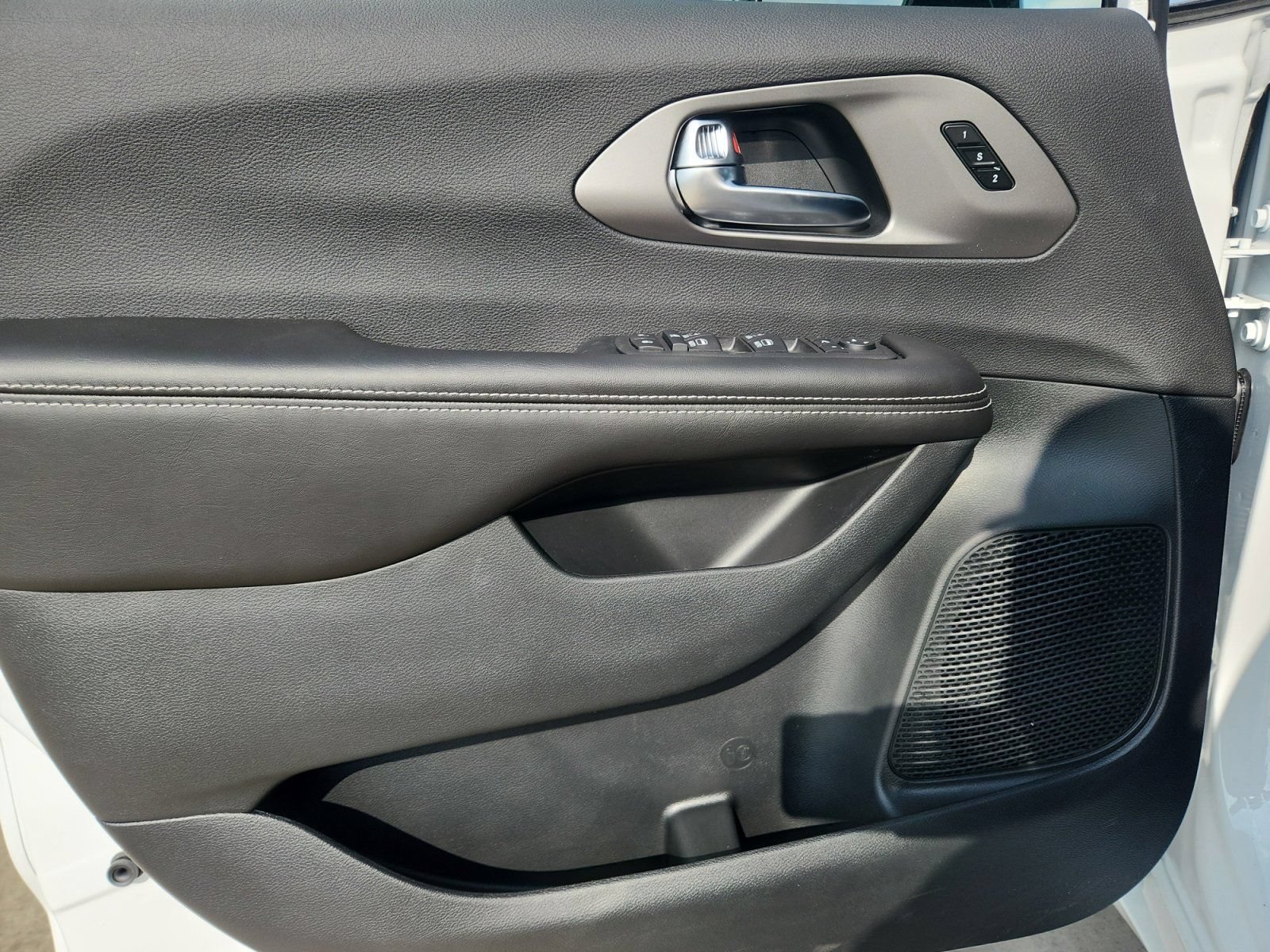 New 2027 Chrysler Pacifica Limited FWD image 19