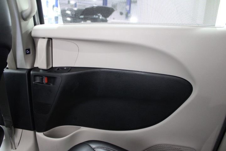 Used 2024 Chrysler Pacifica Touring-L image 42