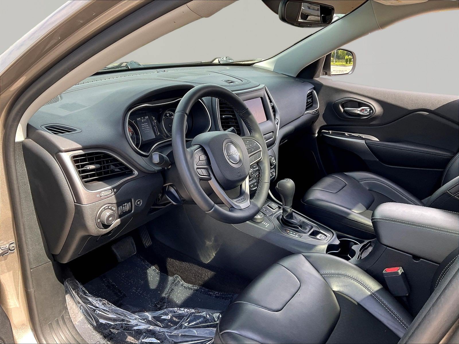 Used 2019 Jeep Cherokee Latitude Plus w/ Comfort/Convenience Group AWD/4WD image 17