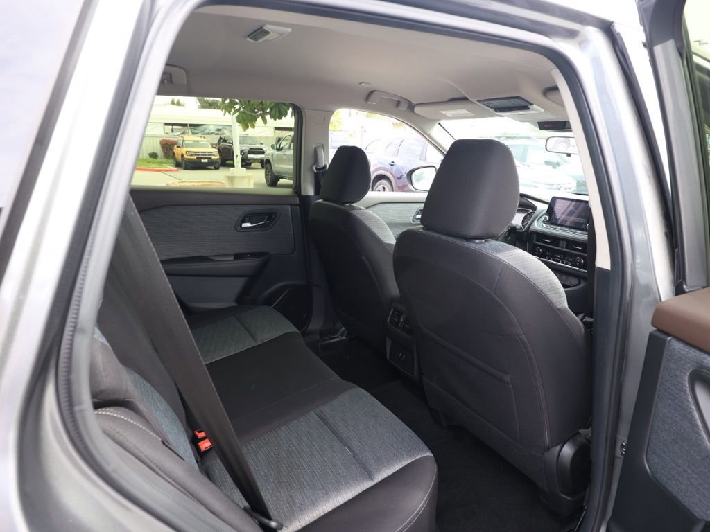 Used 2023 Nissan Rogue SV image 17