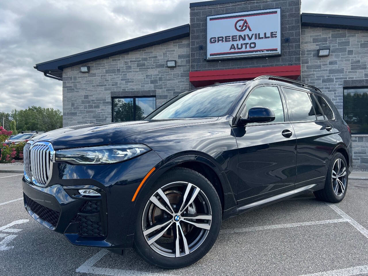 Used 2022 BMW X7 xDrive40i w/ M Sport Package image 1