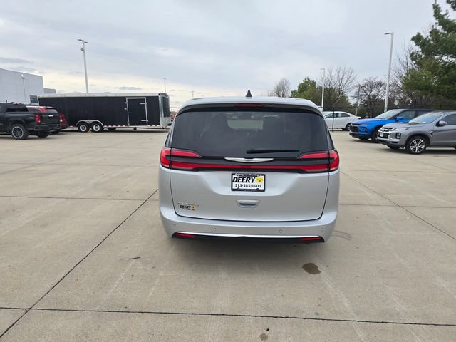 Used 2024 Chrysler Pacifica Touring-L image 11