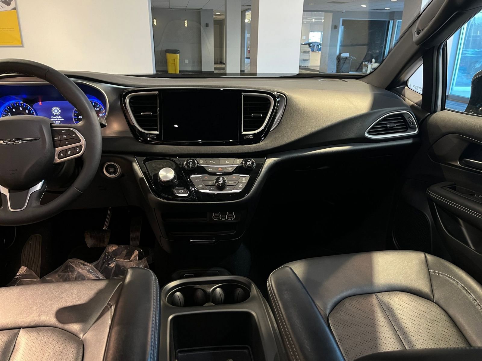 Used 2025 Chrysler Pacifica Select image 37