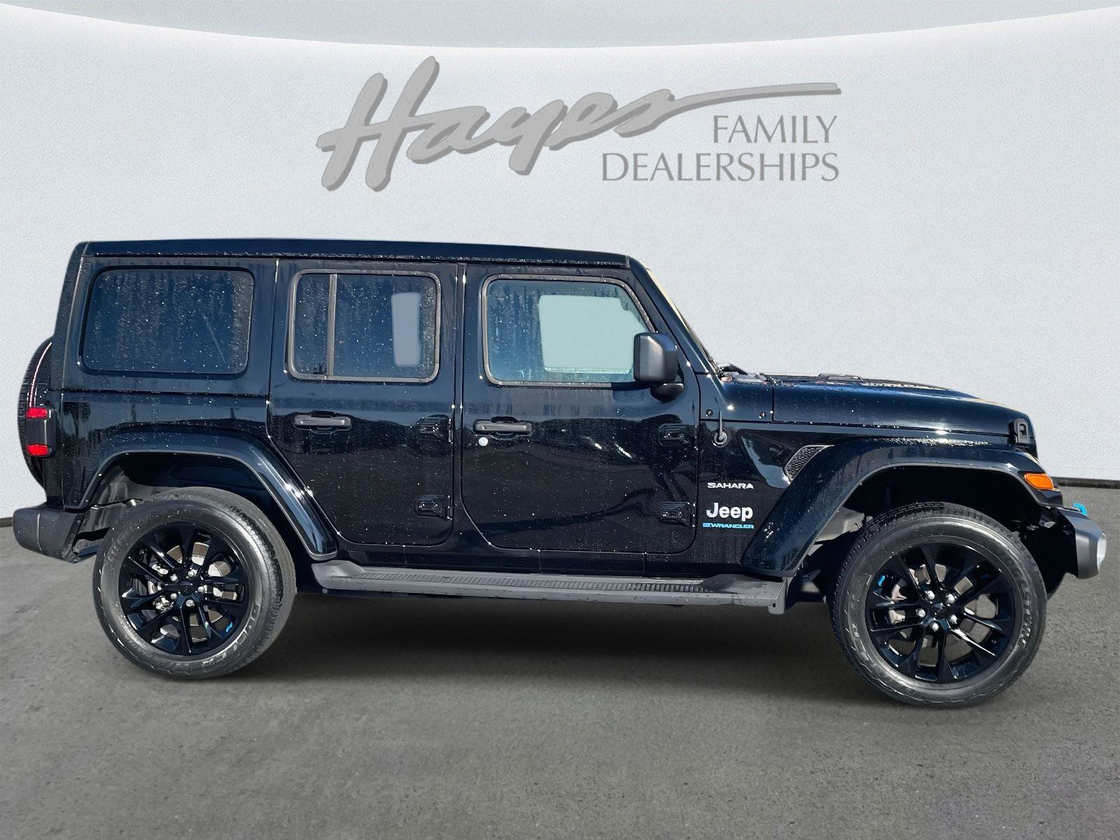 Used 2023 Jeep Wrangler Sahara w/ Cold Weather Group image 34