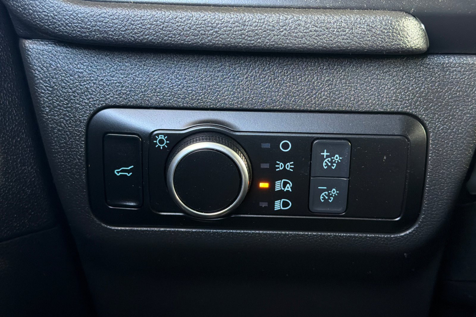 Used 2022 Ford Escape SE w/ SE Sport Appearance Package FWD image 32