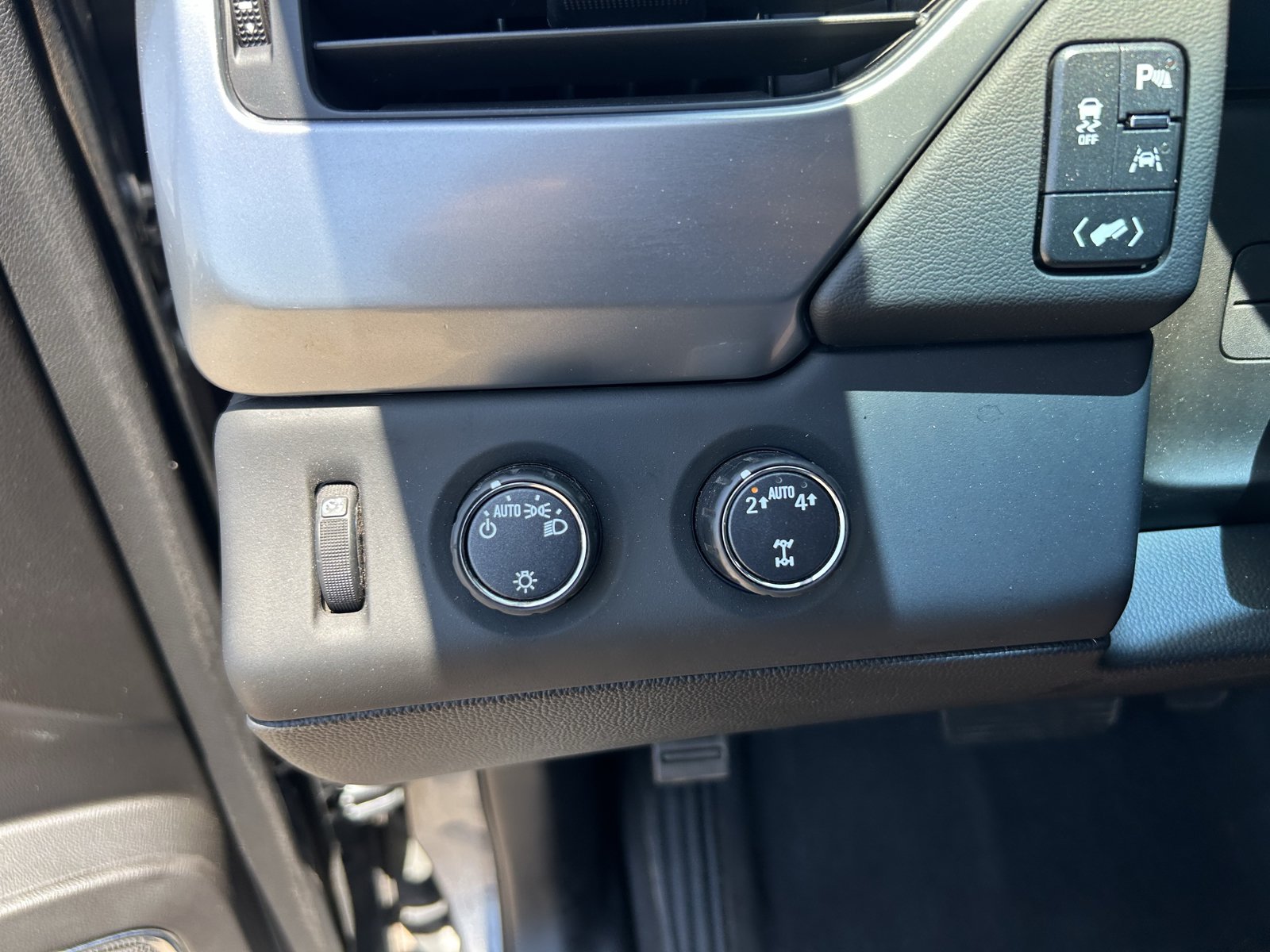 Used 2020 Chevrolet Suburban LT AWD/4WD image 32