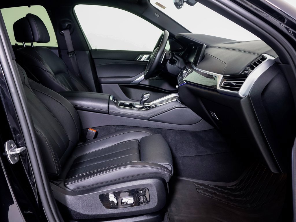 Used 2021 BMW X6 M50i image 8