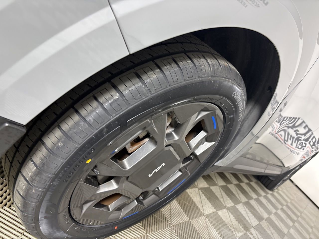 Used 2025 Kia Carnival EX image 28