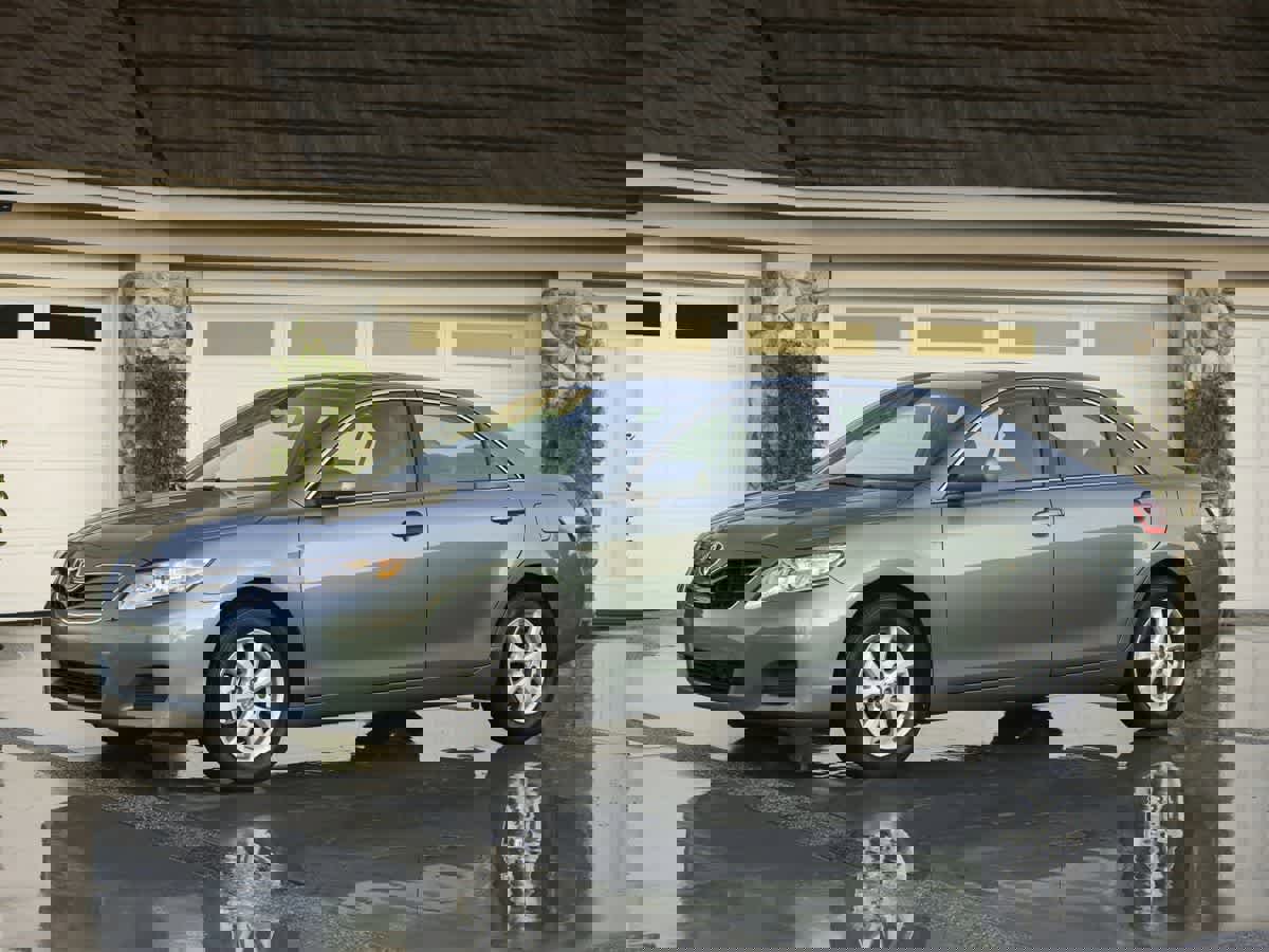 Used 2011 Toyota Camry LE image 1