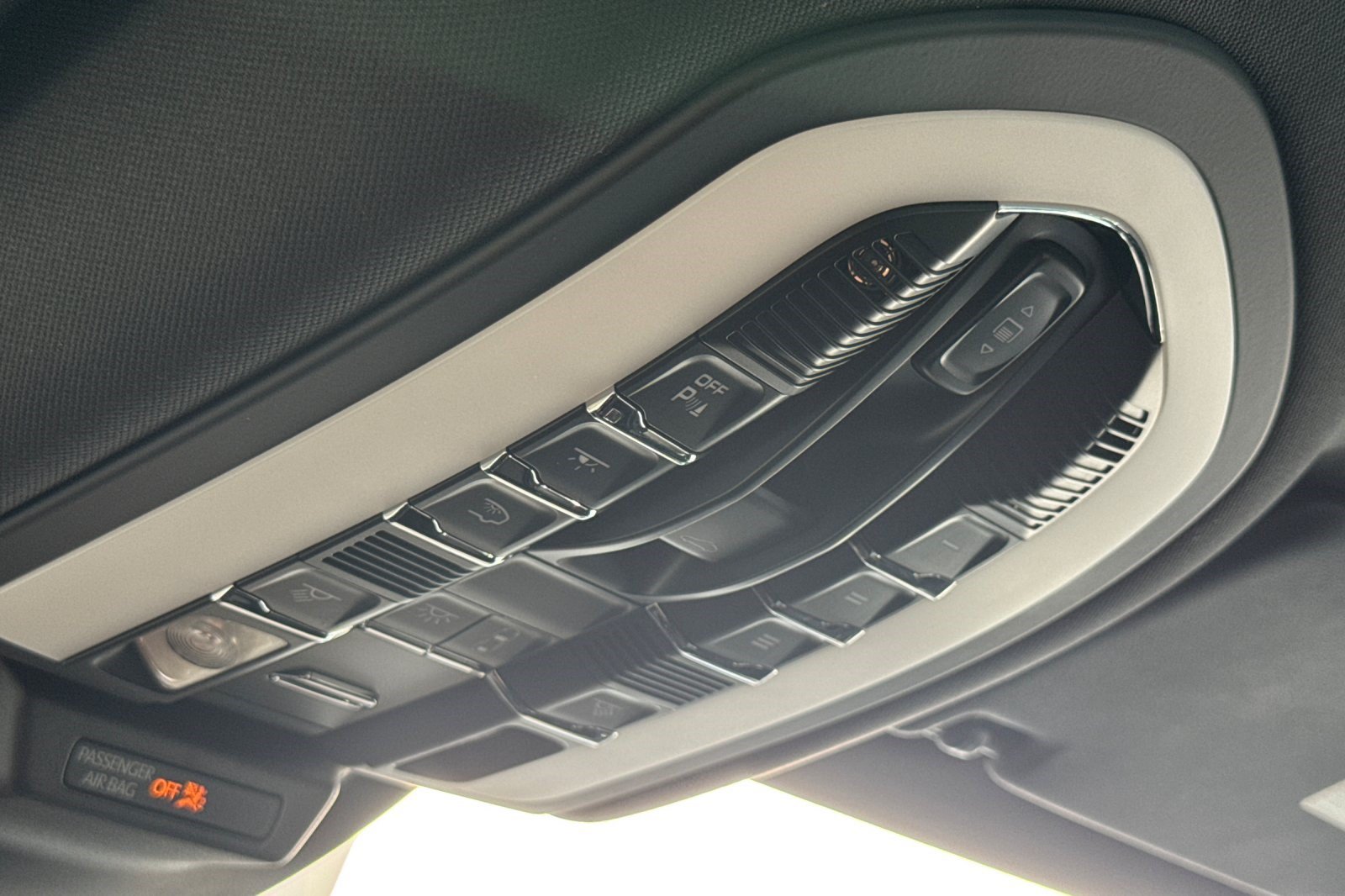 Used 2018 Porsche Macan Sport Edition AWD/4WD image 23
