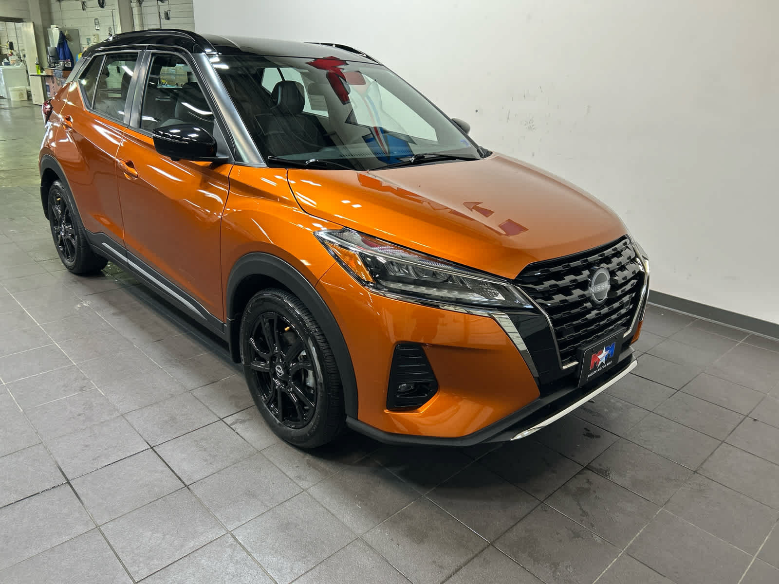 Used 2023 Nissan Kicks SR w/ SR Premium Package FWD image 2