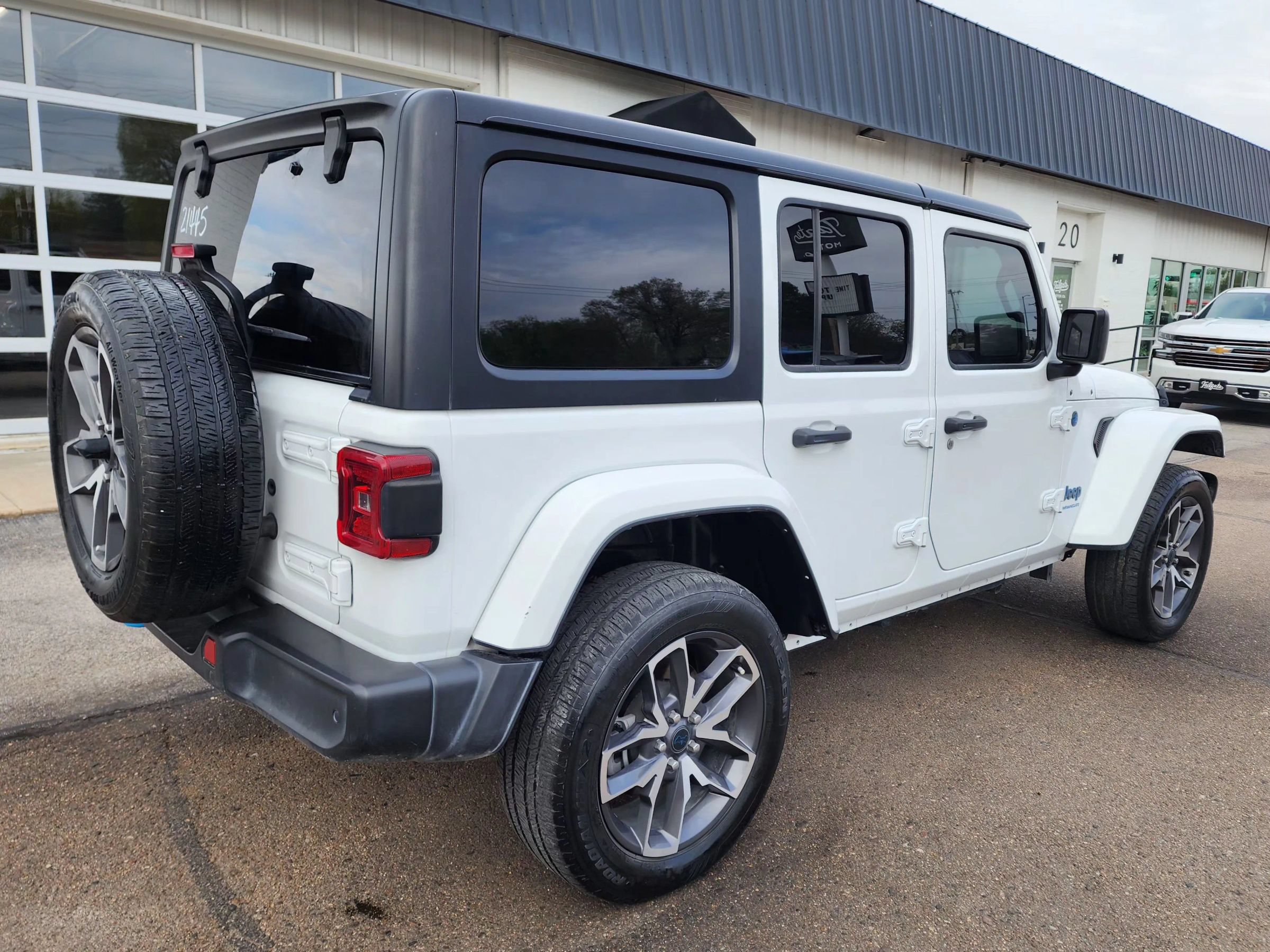 Used 2024 Jeep Wrangler Unlimited w/ Convenience Group AWD/4WD image 7