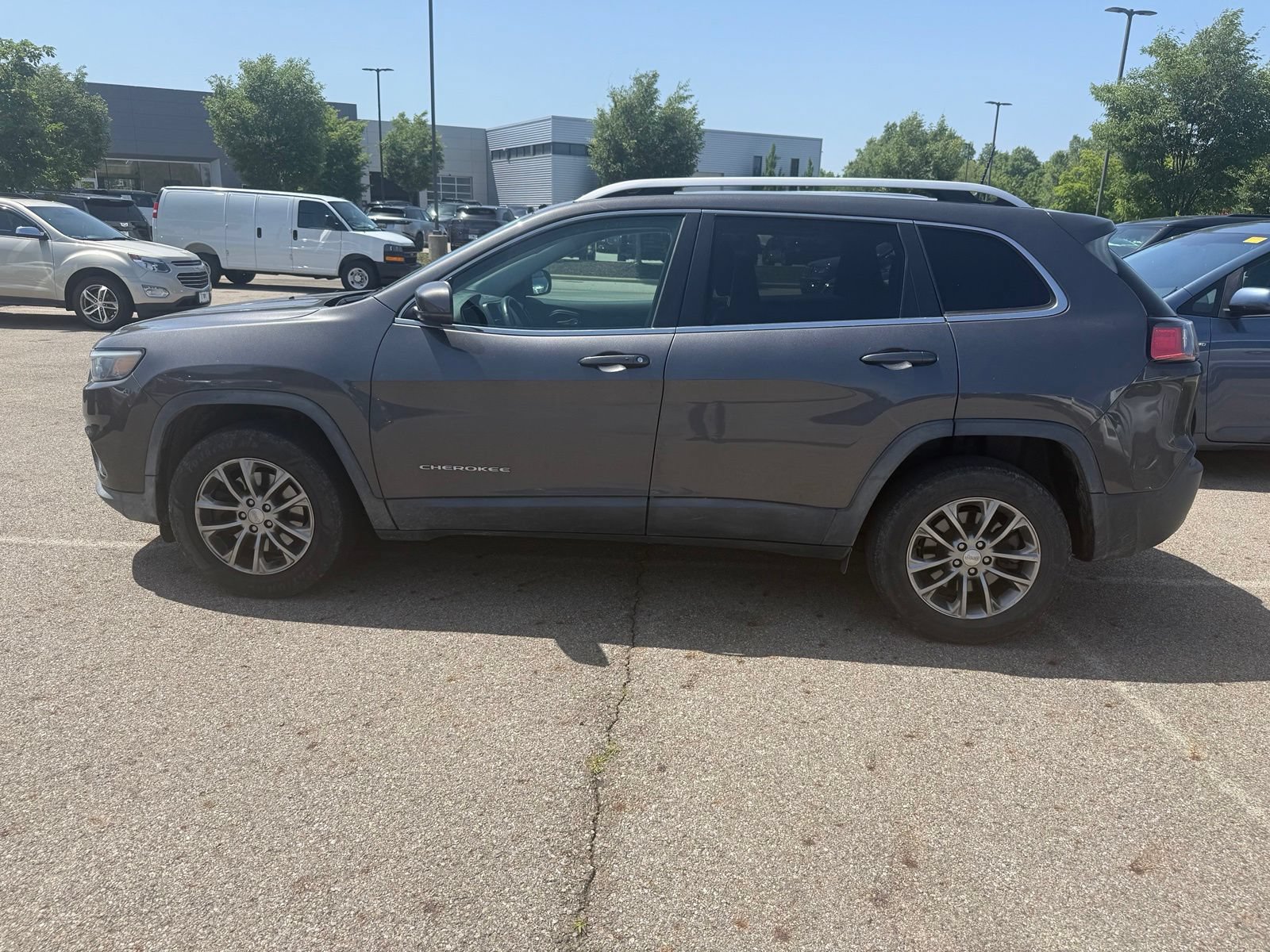 Used 2019 Jeep Cherokee Latitude Plus w/ Cold Weather Group AWD/4WD image 8