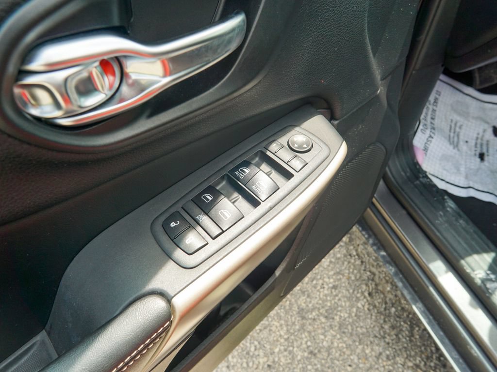 Used 2018 Jeep Cherokee Limited AWD/4WD image 19