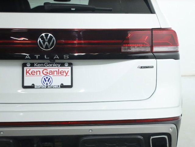 Used 2025 Volkswagen Atlas Peak Edition SE AWD/4WD image 48