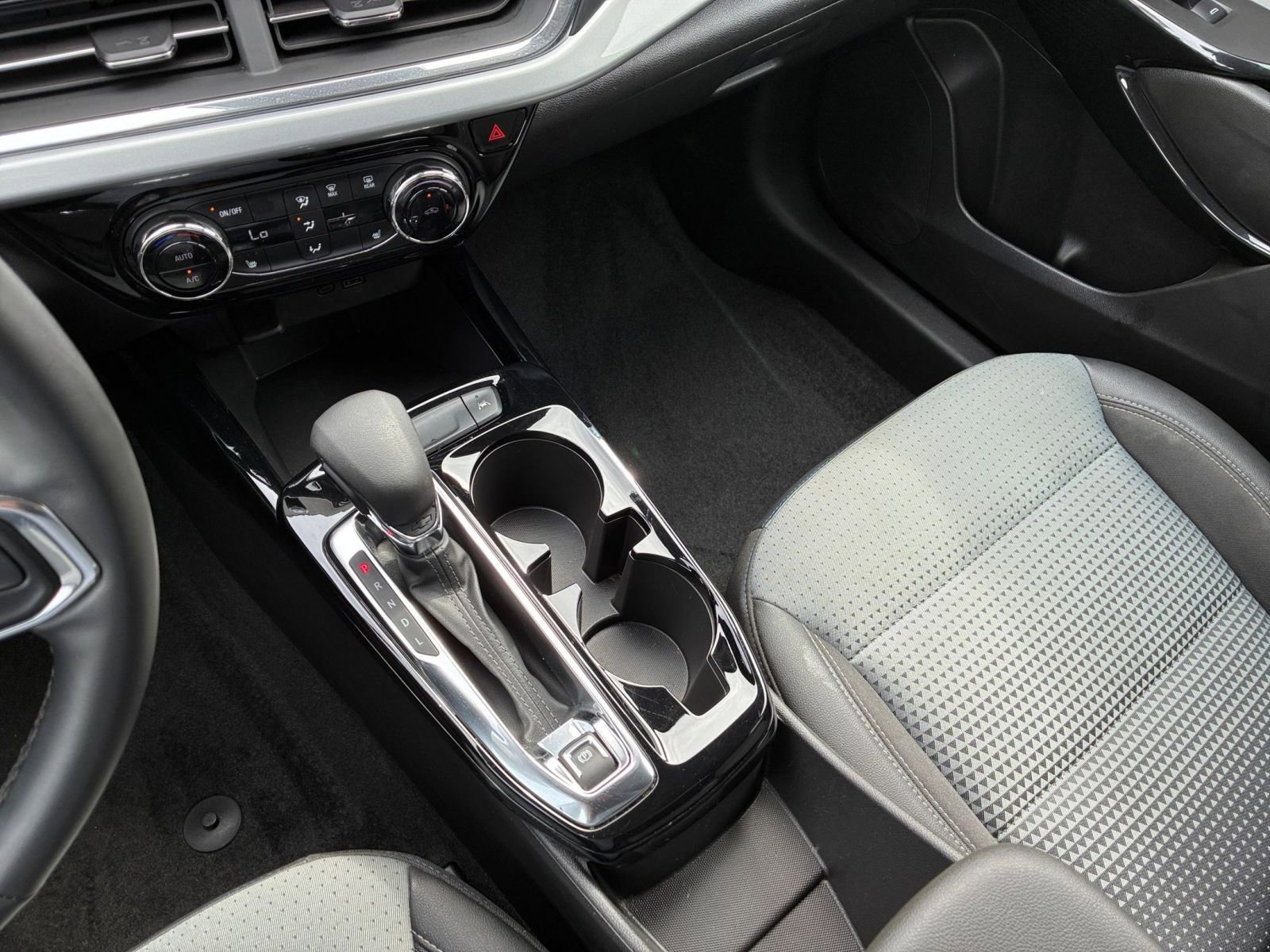 Used 2025 Chevrolet Trax LT w/ LT Convenience Package FWD image 40