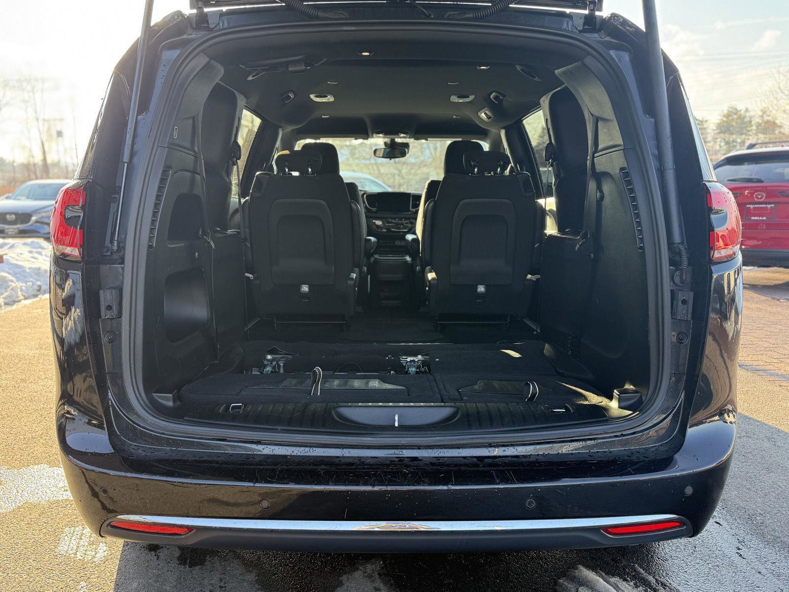 Used 2023 Chrysler Pacifica Touring image 10